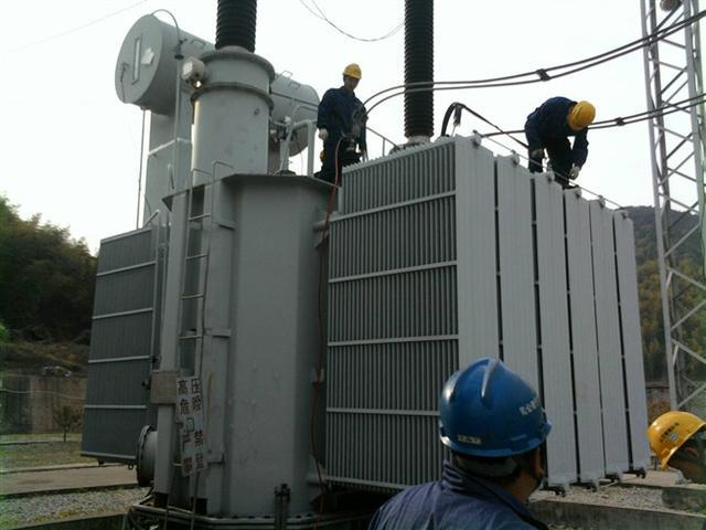 作業(yè)人員安全保護繩系在安全水平保護繩上，確保在變壓器本體上移動始終不會失去保護。