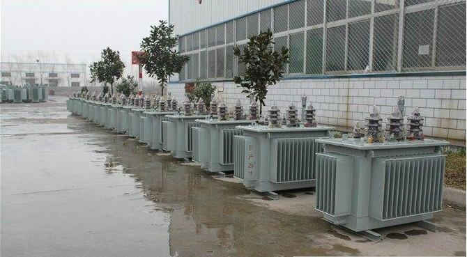 油浸式變壓器的保養(yǎng)如何去做？預(yù)防滲漏油：油浸式變壓器在油箱內(nèi)充滿變壓器油，裝配中依靠緊固件對耐油橡膠元件加壓而密封。
